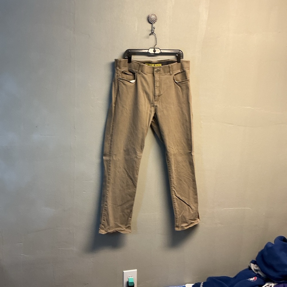 Lee Extreme Motion Khaki Pants straight fit size  38x32.  0151